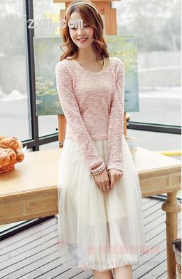 針織衫搭配長(zhǎng)裙 春季最時(shí)尚的造型